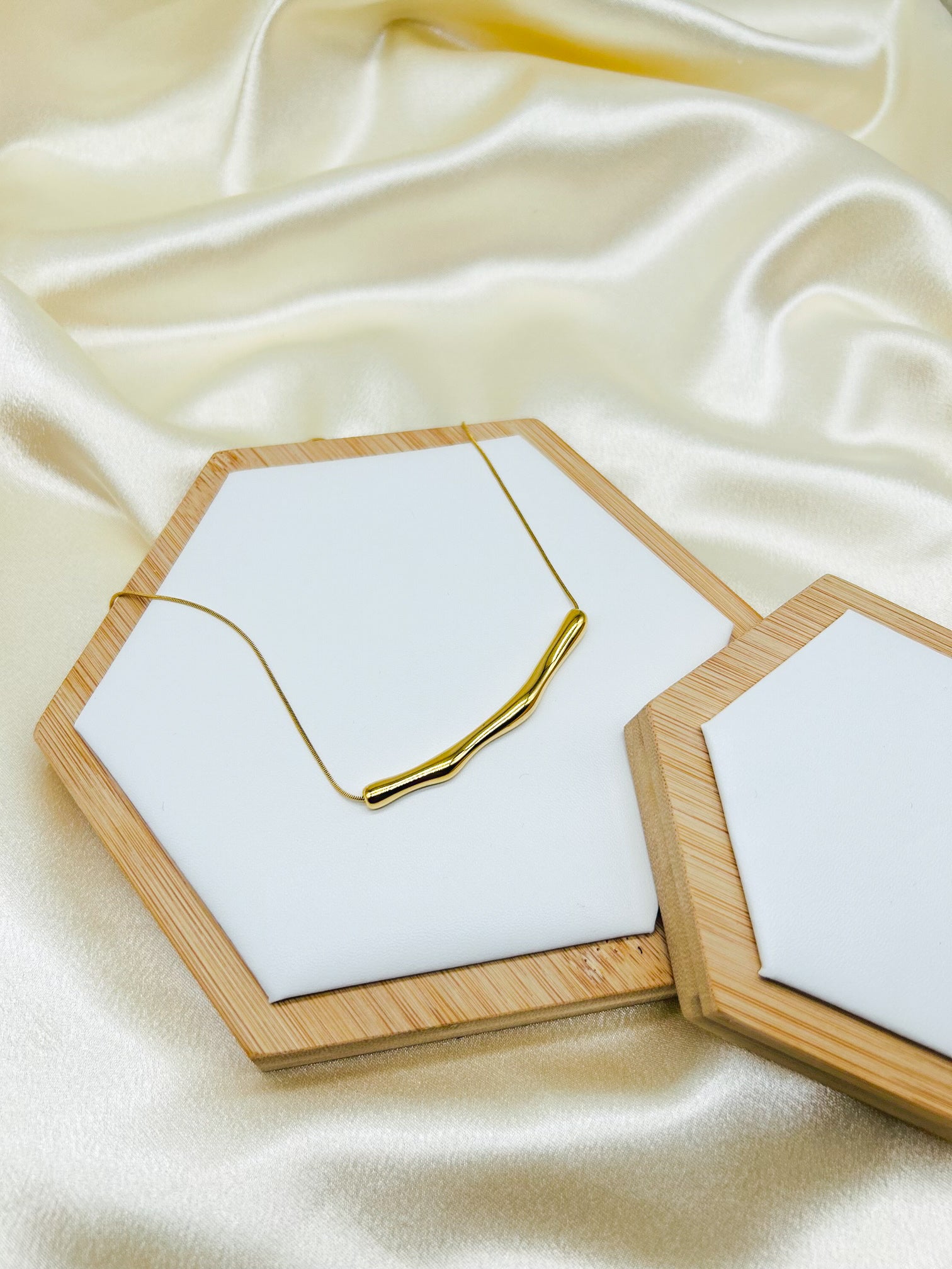 OCEAN FLOW NECKLACE