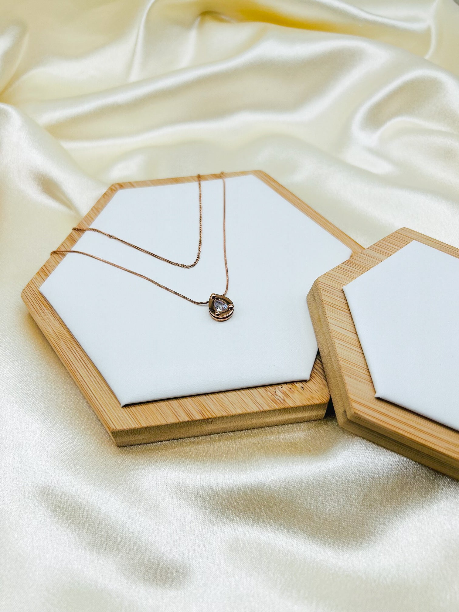 ELEGANT DEW ROSE NECKLACE