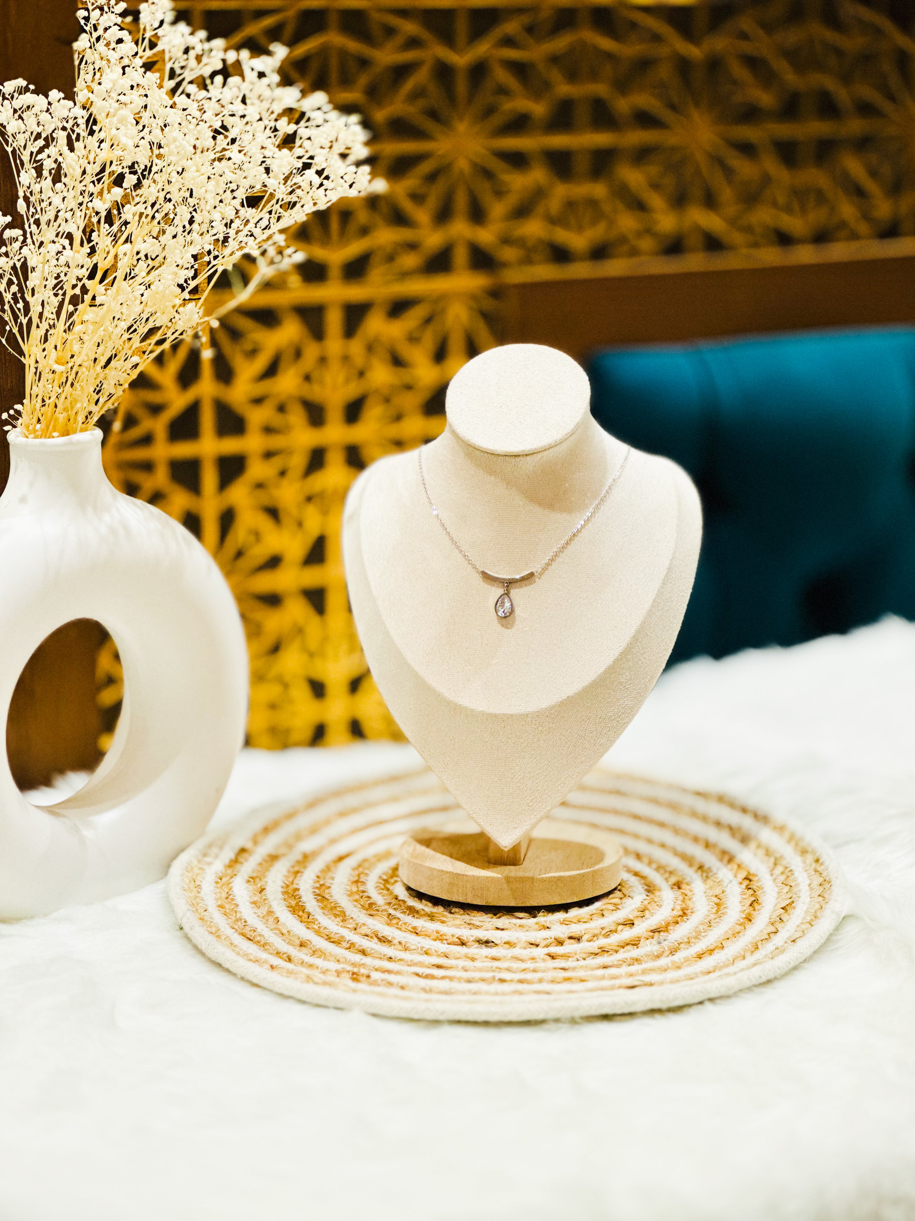 MINIMAL DROPLET NECKLACE
