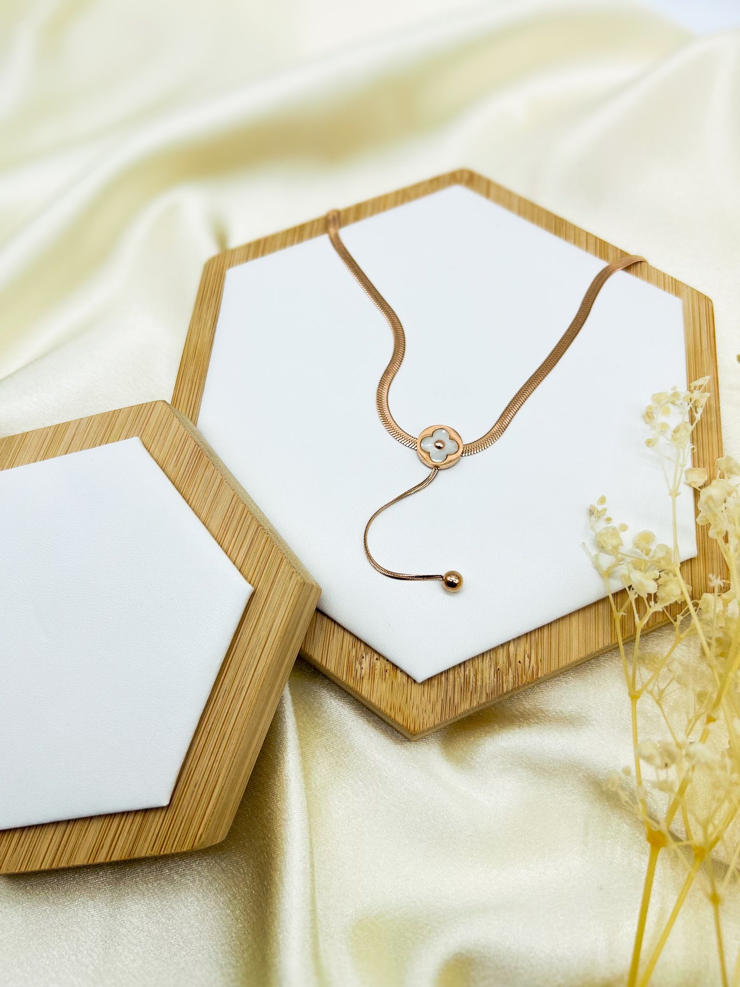 CLOVER CHARM  SNAKE CHAIN NECKLACE