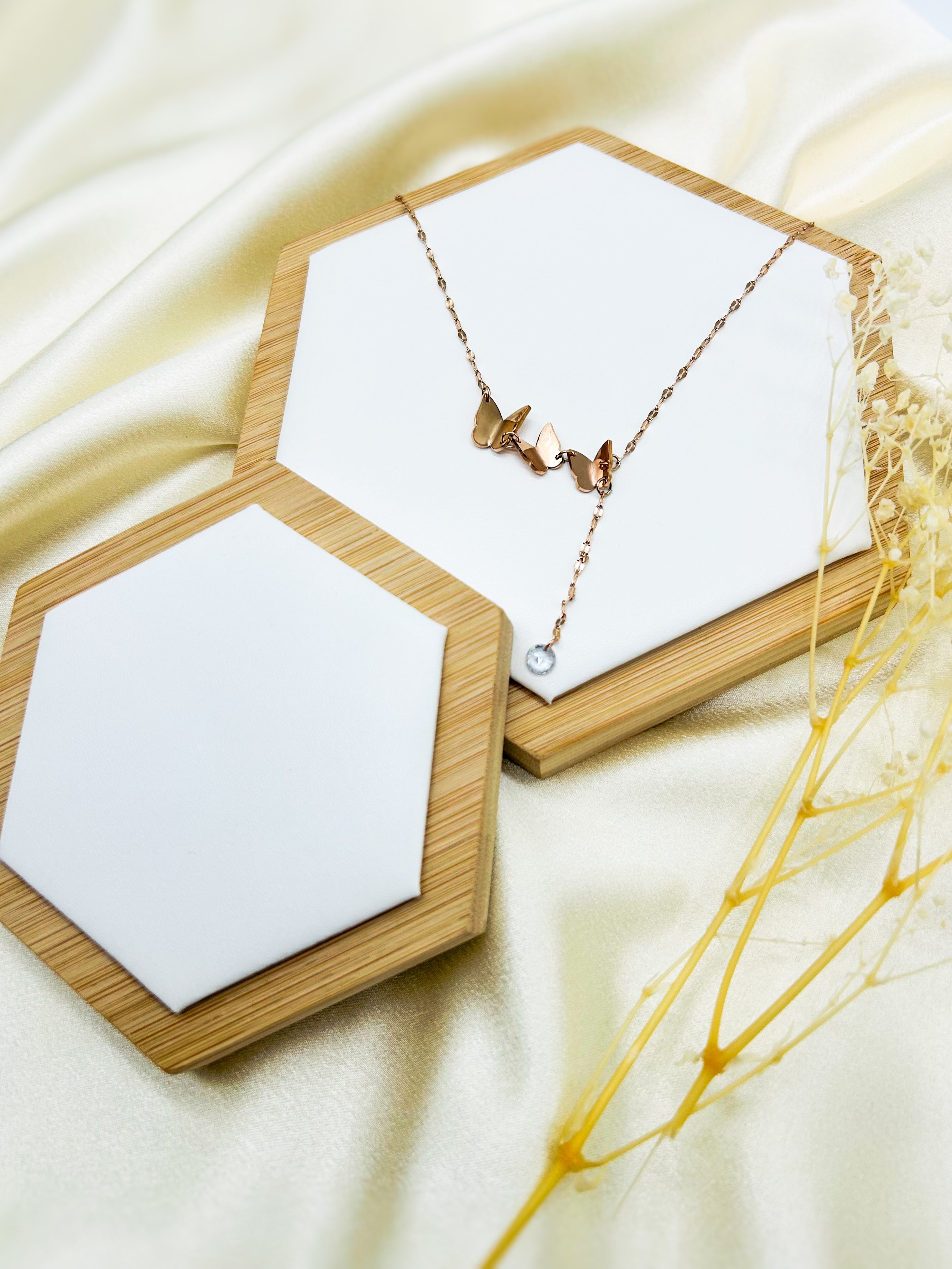 MINIMAL BUTTERFLY NECKLACE